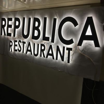 OEM ODM البلاستيك الأبجدية الاكريليك علامة مضيئة الإعلان واجهة المحل