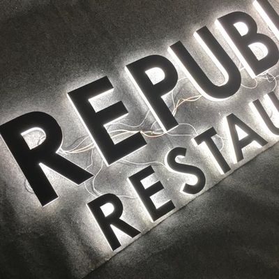 OEM ODM البلاستيك الأبجدية الاكريليك علامة مضيئة الإعلان واجهة المحل