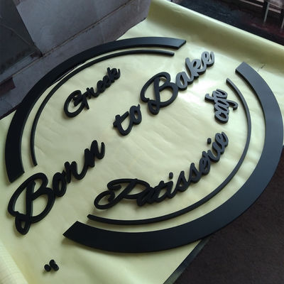 علامة أحرف ثلاثية الأبعاد من الأكريليك غير مضيئة لشعار الشركة على الحائط