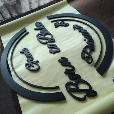 علامة أحرف ثلاثية الأبعاد من الأكريليك غير مضيئة لشعار الشركة على الحائط