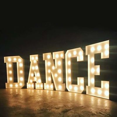 HIGHSPAN خمر علامة حرف سرادق 4 قدم مع المصابيح الكهربائية