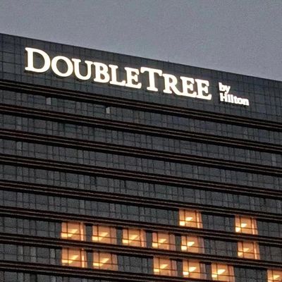 أدى ضوء اسم الشركة شعار بناء علامة رسائل قناة ثلاثية الأبعاد