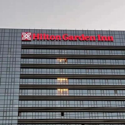 3-5 مم بناء أكريليك تسجيل بالأشعة فوق البنفسجية مطبوعة رسائل الفولاذ المقاوم للصدأ ملفقة