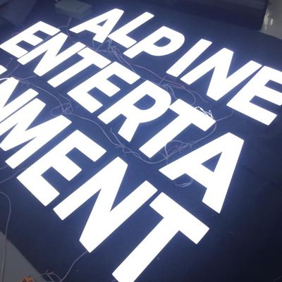 علامة تجارية مخصصة ثلاثية الأبعاد بشعار LED على واجهة المتجر طلاء من الفولاذ المقاوم للصدأ