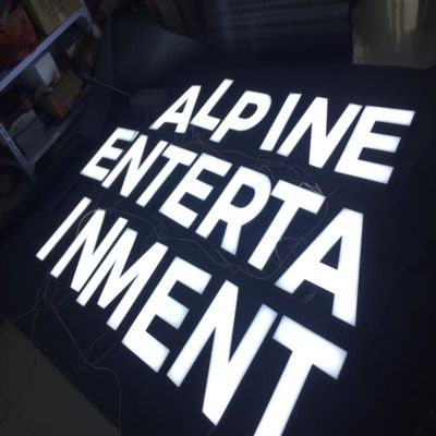 علامة تجارية مخصصة ثلاثية الأبعاد بشعار LED على واجهة المتجر طلاء من الفولاذ المقاوم للصدأ