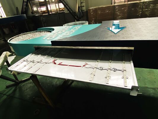 خدمات لافتات الحروف ثلاثية الأبعاد لافتات الحروف المخصصة التي تقدم حلول لافتات مخصصة للعلامات التجارية في قطاعات التجزئة والضيافة والشركات