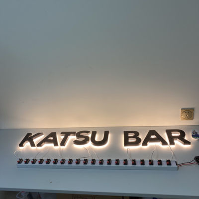 طلاء أسود بإضاءة خلفية ثلاثية الأبعاد لافتات عالية السرعة لشعار الفولاذ المقاوم للصدأ