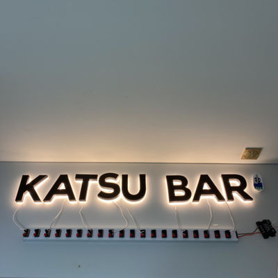 طلاء أسود بإضاءة خلفية ثلاثية الأبعاد لافتات عالية السرعة لشعار الفولاذ المقاوم للصدأ