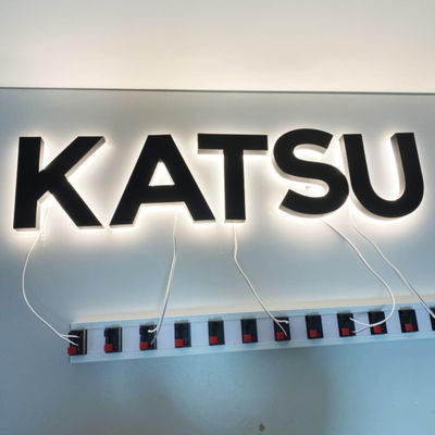 طلاء أسود بإضاءة خلفية ثلاثية الأبعاد لافتات عالية السرعة لشعار الفولاذ المقاوم للصدأ