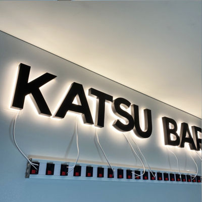 طلاء أسود بإضاءة خلفية ثلاثية الأبعاد لافتات عالية السرعة لشعار الفولاذ المقاوم للصدأ